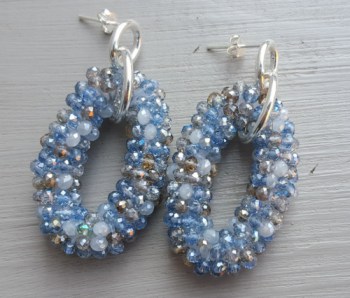 Zilveren oorbellen met ovale hanger van blauw / grijze kristalle